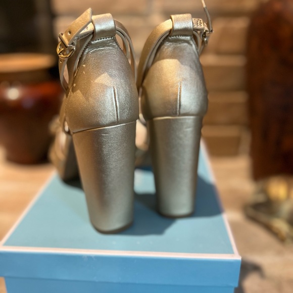Draper James RSVP Averie, open toe heels/sandals, 3.75" heel, gold. 9.5m new - Picture 8 of 11